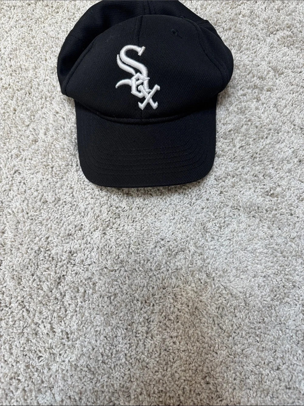 MLB White Sox baseball hat! Good condition. Adjustable Velcro strip.